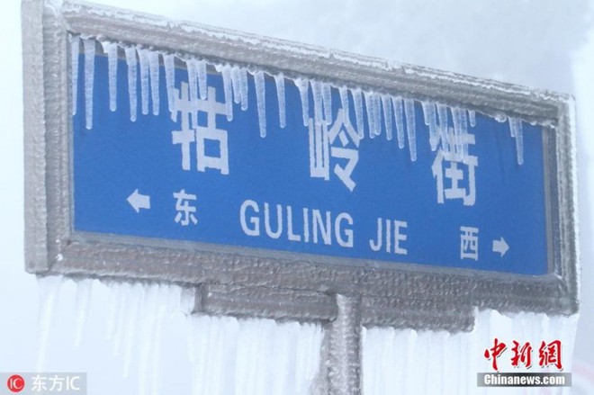 Trung Quốc lạnh âm độ trong trận Đại Tuyết, người dân quấn áo choàng dày như chăn ra đường - Ảnh 5.