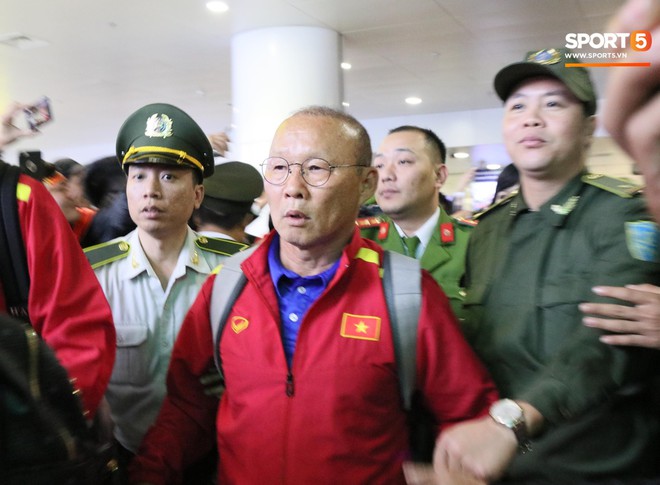 Bất chấp đêm lạnh 10 độ C, hàng trăm CĐV tới sân bay Nội Bài chào đón ĐT Việt Nam trở về - Ảnh 7.