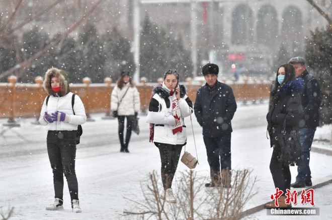 Trung Quốc lạnh âm độ trong trận Đại Tuyết, người dân quấn áo choàng dày như chăn ra đường - Ảnh 8.