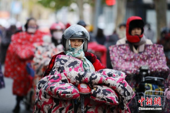 Trung Quốc lạnh âm độ trong trận Đại Tuyết, người dân quấn áo choàng dày như chăn ra đường - Ảnh 10.