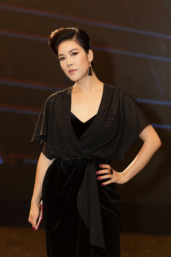 Thu Phương khoe em gái nổi tiếng, Phạm Quỳnh Anh mặc gợi cảm đến ủng hộ Hà Tăng - Ảnh 2.