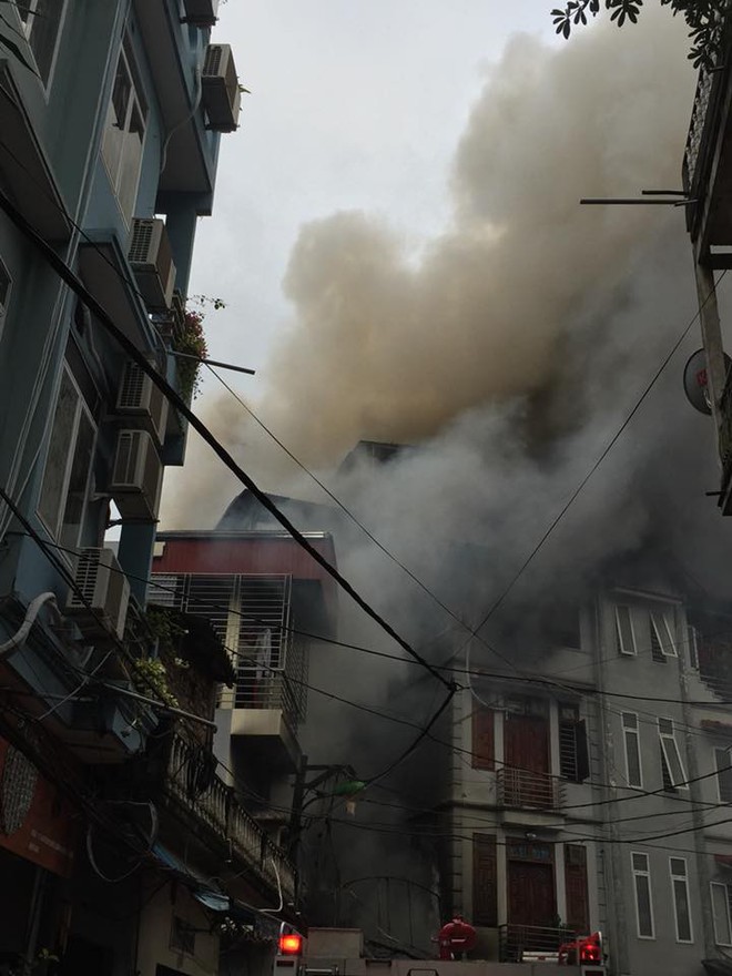 Cột khói bốc cao hàng trăm mét trong vụ cháy xưởng trên phố Hà Nội, 6 người kịp thoát - Ảnh 1.