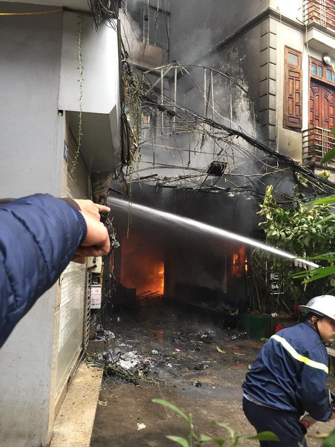 Cột khói bốc cao hàng trăm mét trong vụ cháy xưởng trên phố Hà Nội, 6 người kịp thoát - Ảnh 2.