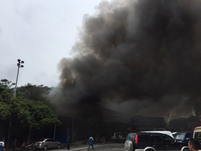 Cháy lớn tại xưởng sửa chữa ô tô cạnh Liên đoàn Bóng đá Việt Nam - Ảnh 2.