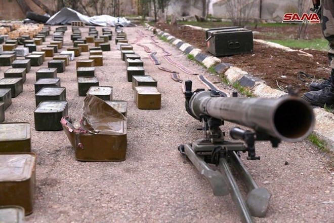 Quân đội Syria phát hiện hàng chục đầu đạn tên lửa S-75 và S-125 của “quân nổi dậy” ở Daraa - Ảnh 3.