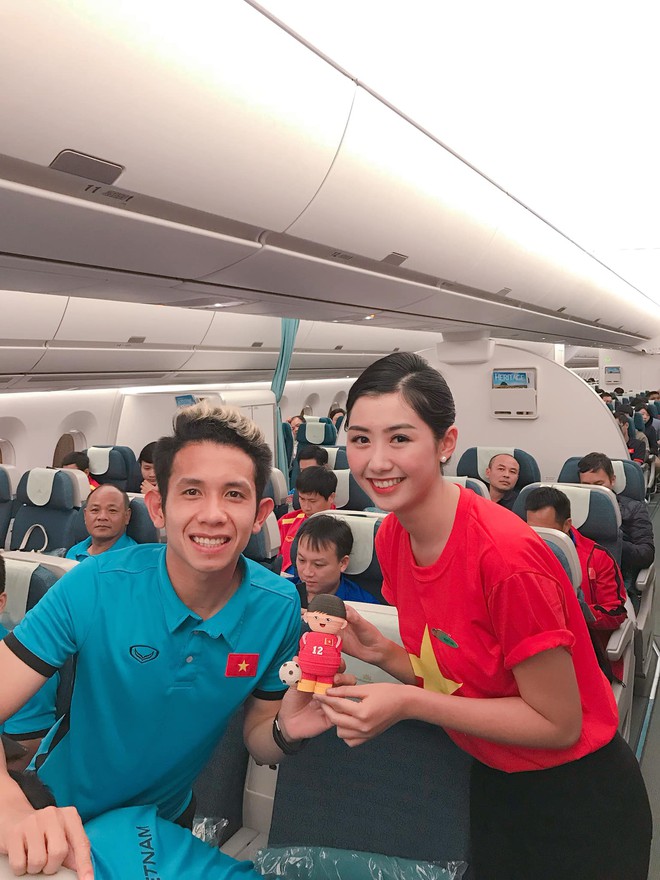 Nữ tiếp viên hàng không xinh đẹp gây bão mạng khi chụp ảnh cùng đội tuyển Việt Nam, tiết lộ bất ngờ về Quang Hải - Ảnh 1.