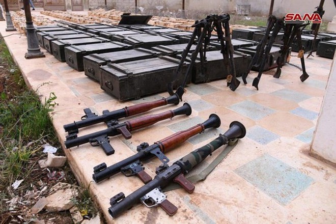 Quân đội Syria phát hiện hàng chục đầu đạn tên lửa S-75 và S-125 của “quân nổi dậy” ở Daraa - Ảnh 14.