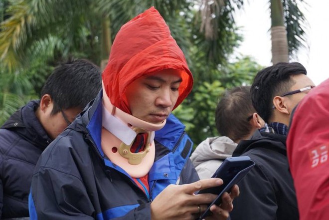 Cổ động viên vừa mổ chấn thương cổ đã trốn viện xếp hàng trong giá lạnh chờ lấy vé xem trận chung kết Việt Nam gặp Malaysia - Ảnh 5.