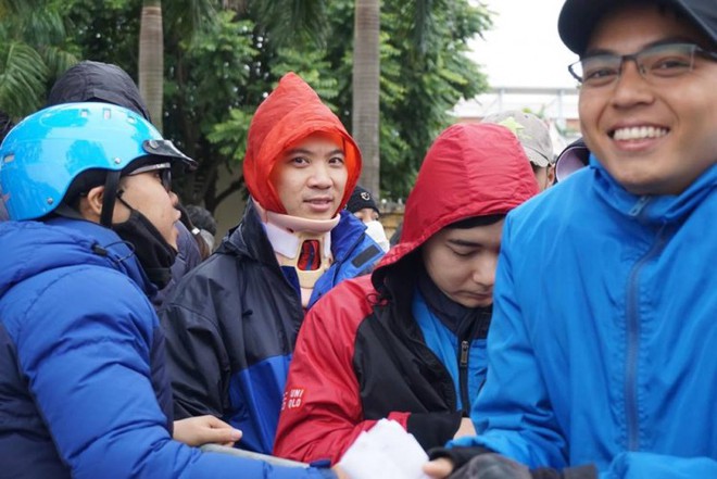 Cổ động viên vừa mổ chấn thương cổ đã trốn viện xếp hàng trong giá lạnh chờ lấy vé xem trận chung kết Việt Nam gặp Malaysia - Ảnh 6.