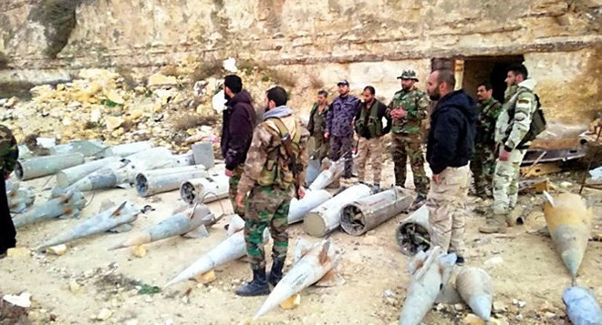 Quân đội Syria phát hiện hàng chục đầu đạn tên lửa S-75 và S-125 của “quân nổi dậy” ở Daraa - Ảnh 9.