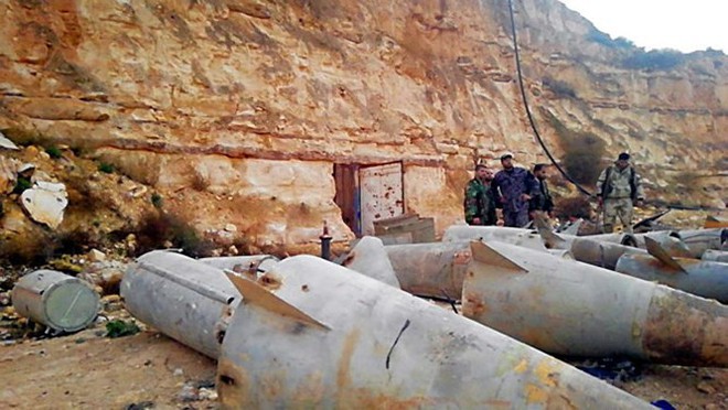 Quân đội Syria phát hiện hàng chục đầu đạn tên lửa S-75 và S-125 của “quân nổi dậy” ở Daraa - Ảnh 10.