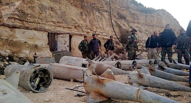 Quân đội Syria phát hiện hàng chục đầu đạn tên lửa S-75 và S-125 của “quân nổi dậy” ở Daraa - Ảnh 11.