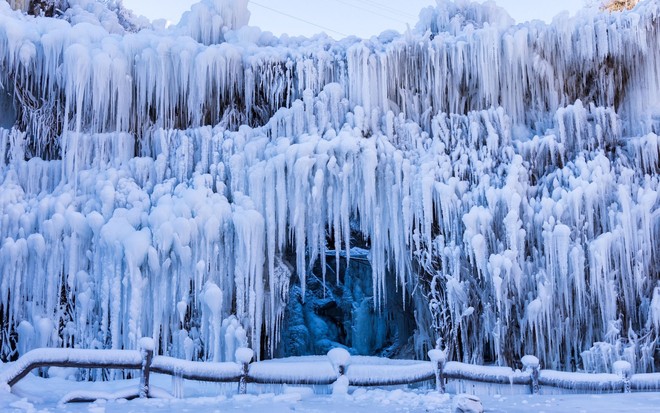 24h qua ảnh: Trời lạnh khiến thác nước đóng băng ở Trung Quốc - Ảnh 2.
