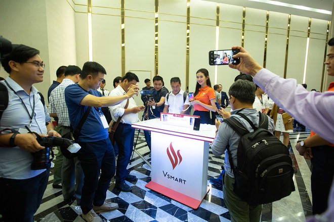 Hàng trăm người chờ đợi thử nghiệm điện thoại VSmart - Ảnh 8.