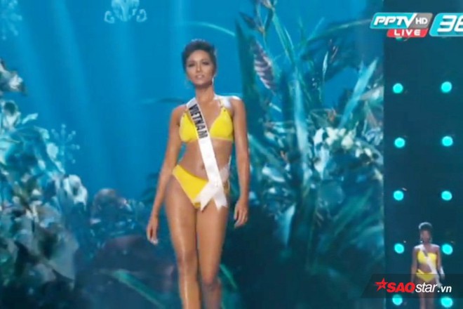 HHen Niê diện bikini vàng rực thi Miss Universe: Catwalk - Thần thái không thua một ai! - Ảnh 2.