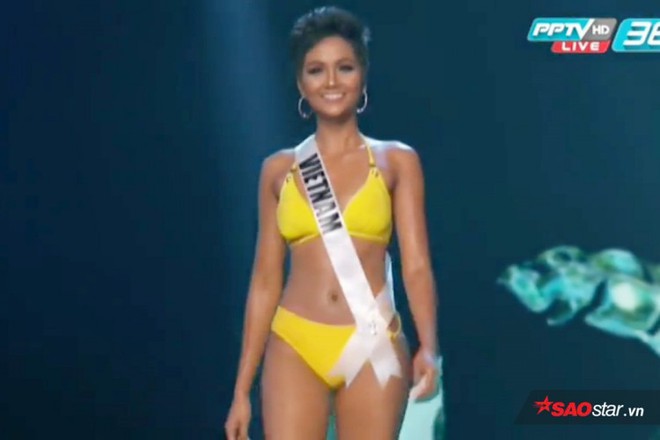 HHen Niê diện bikini vàng rực thi Miss Universe: Catwalk - Thần thái không thua một ai! - Ảnh 3.