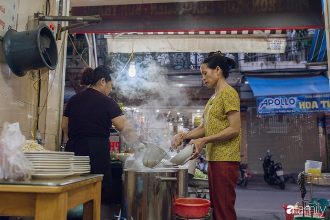 Hàng Hòm: Con phố dài 120m cứ chiều đến lại lột xác thành phố phở gà nức tiếng của Hà Nội - Ảnh 18.