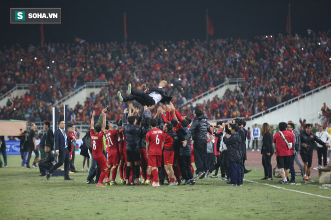 Cận cảnh ĐT Việt Nam nhận cúp vô địch AFF Cup 2018 sau trận chung kết lịch sử - Ảnh 9.