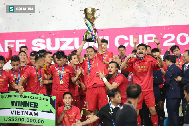 Cận cảnh ĐT Việt Nam nhận cúp vô địch AFF Cup 2018 sau trận chung kết lịch sử - Ảnh 2.