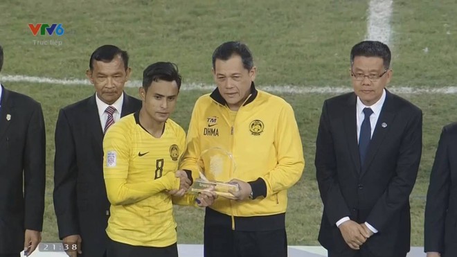 Chặt chém Quang Hải không nương tay, Malaysia bất ngờ nhận giải chơi đẹp - Ảnh 1.