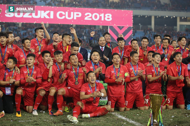 Cận cảnh ĐT Việt Nam nhận cúp vô địch AFF Cup 2018 sau trận chung kết lịch sử - Ảnh 7.