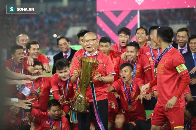 Cận cảnh ĐT Việt Nam nhận cúp vô địch AFF Cup 2018 sau trận chung kết lịch sử - Ảnh 8.