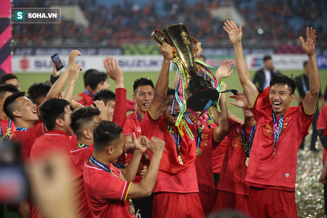 Cận cảnh ĐT Việt Nam nhận cúp vô địch AFF Cup 2018 sau trận chung kết lịch sử - Ảnh 5.