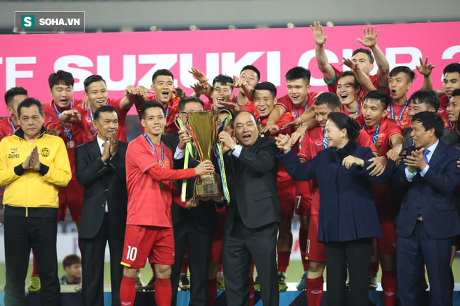 Cận cảnh ĐT Việt Nam nhận cúp vô địch AFF Cup 2018 sau trận chung kết lịch sử - Ảnh 1.