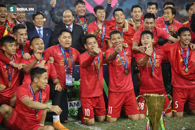 Cận cảnh ĐT Việt Nam nhận cúp vô địch AFF Cup 2018 sau trận chung kết lịch sử - Ảnh 3.