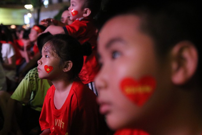 Cảm xúc vỡ òa của người hâm mộ ở Sài Gòn khi Việt Nam giành chức vô địch AFF Cup 2018 - Ảnh 10.