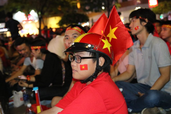Cảm xúc vỡ òa của người hâm mộ ở Sài Gòn khi Việt Nam giành chức vô địch AFF Cup 2018 - Ảnh 8.