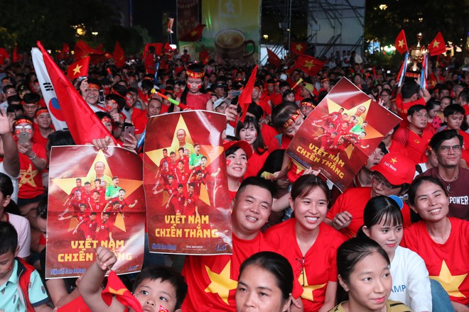 Cảm xúc vỡ òa của người hâm mộ ở Sài Gòn khi Việt Nam giành chức vô địch AFF Cup 2018 - Ảnh 2.