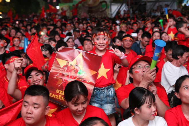 Cảm xúc vỡ òa của người hâm mộ ở Sài Gòn khi Việt Nam giành chức vô địch AFF Cup 2018 - Ảnh 4.