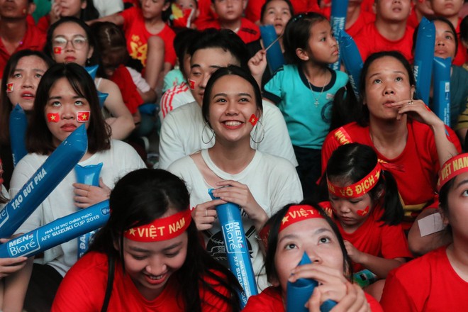 Cảm xúc vỡ òa của người hâm mộ ở Sài Gòn khi Việt Nam giành chức vô địch AFF Cup 2018 - Ảnh 6.