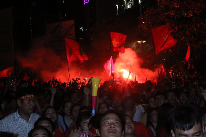 Cảm xúc vỡ òa của người hâm mộ ở Sài Gòn khi Việt Nam giành chức vô địch AFF Cup 2018 - Ảnh 12.