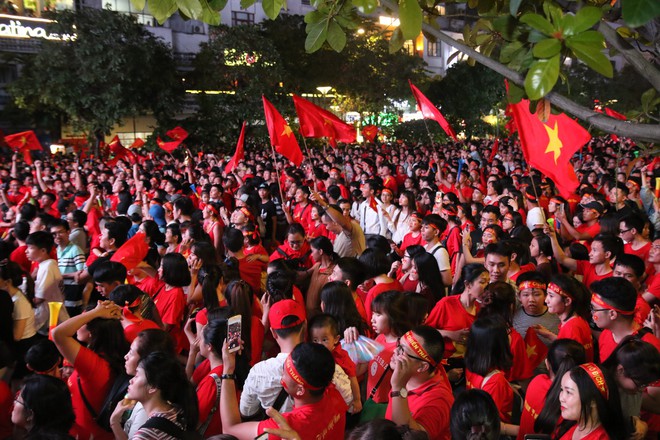 Cảm xúc vỡ òa của người hâm mộ ở Sài Gòn khi Việt Nam giành chức vô địch AFF Cup 2018 - Ảnh 1.