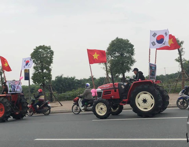 Người Hà Nội lập bàn thờ, thắp hương mong Việt Nam chiến thắng trận chung kết AFF Cup 2018 - Ảnh 1.