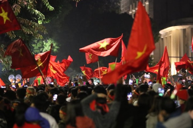 Thủ đô Hà Nội rợp cờ hoa ăn mừng chiến thắng của đội tuyển Việt Nam - Ảnh 2.