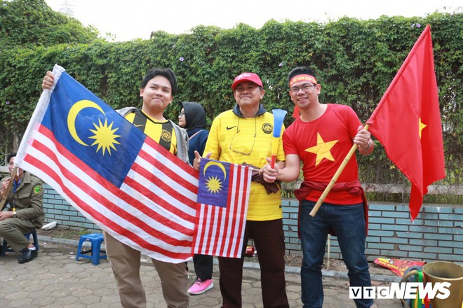 Ảnh: CĐV Malaysia liên tục nói thank you so much khi tới sân Mỹ Đình, chụp ảnh với CĐV Việt Nam như người nhà - Ảnh 5.