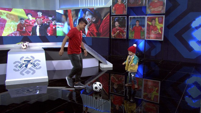 Quang Hải, Đức Chinh bật khóc trong cuộc gặp gỡ xúc động với cậu bé 4 tuổi bị ung thư não trước trận chung kết AFF Cup 2018 - Ảnh 9.