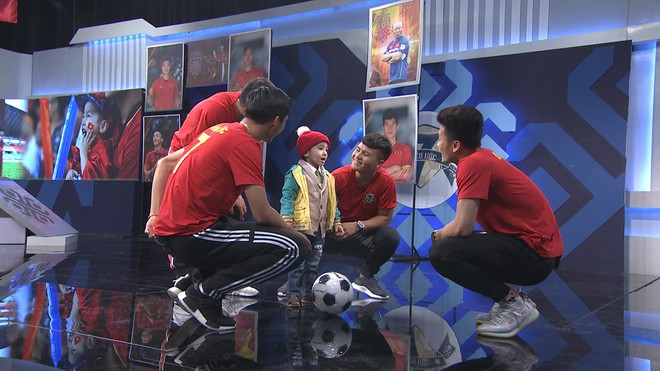 Quang Hải, Đức Chinh bật khóc trong cuộc gặp gỡ xúc động với cậu bé 4 tuổi bị ung thư não trước trận chung kết AFF Cup 2018 - Ảnh 10.