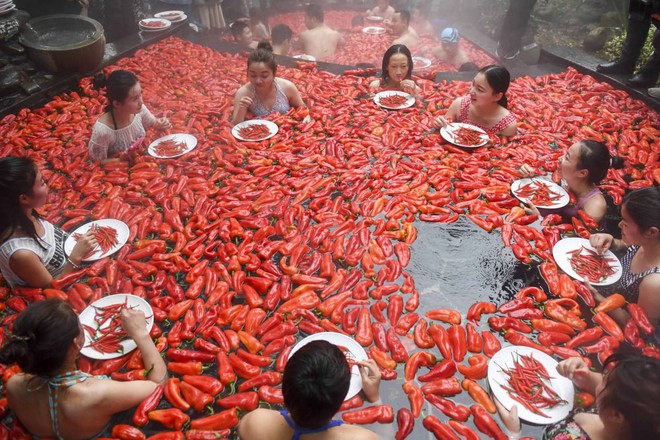 7 ngày qua ảnh: Thi ăn ớt dưới suối nước nóng ở Trung Quốc - Ảnh 2.