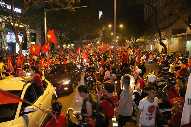 Người Sài Gòn nổi loạn thâu đêm mừng Việt Nam vô địch AFF Cup 2018 - Ảnh 2.