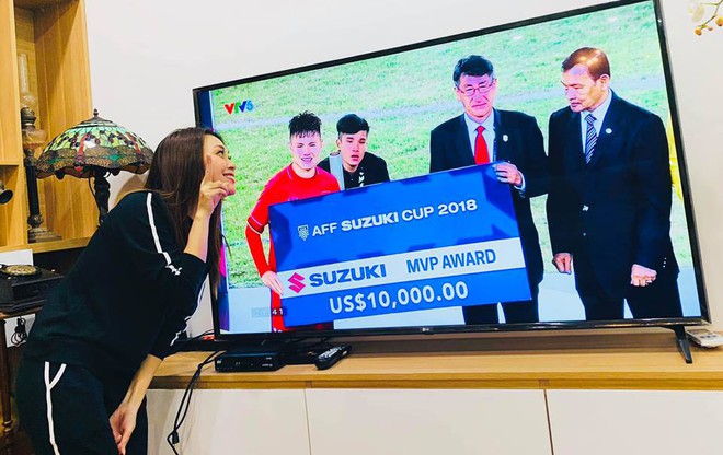 Mỹ Tâm cực đáng yêu chạy siêu xe đi bão ăn mừng đội tuyển Việt Nam vô địch AFF Cup 2018 - Ảnh 2.