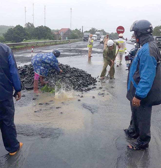 Xử lý cán bộ, ‘trảm’ nhà thầu sửa Quốc lộ 1 hư hỏng đoạn qua Phú Yên - Ảnh 2.