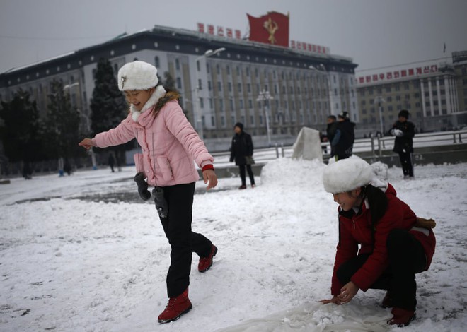 24h qua ảnh: Các bé gái Triều Tiên chơi với tuyết trên quảng trường Kim Nhật Thành - Ảnh 3.