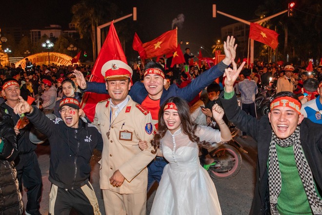Việt Nam thắng sẽ tỏ tình với người bình luận đầu tiên và bộ ảnh cưới sau 10 tháng trong đêm lịch sử của bóng đá - Ảnh 5.