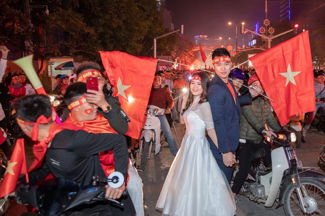 Việt Nam thắng sẽ tỏ tình với người bình luận đầu tiên và bộ ảnh cưới sau 10 tháng trong đêm lịch sử của bóng đá - Ảnh 10.