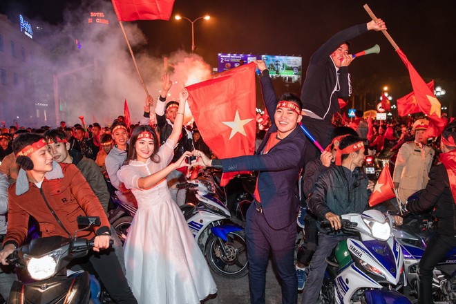 Việt Nam thắng sẽ tỏ tình với người bình luận đầu tiên và bộ ảnh cưới sau 10 tháng trong đêm lịch sử của bóng đá - Ảnh 4.