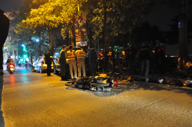 Hiện trường vụ xe sang Lexus đâm hàng chục phương tiện trên phố Hà Nội - Ảnh 1.